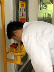 说明: D:\材料工程学院危化品相关\2020年学院消防演练\消防演练-发保卫处\材料工程学院消防演练&危险化学品事故应急预案\洗眼器的使用演练-2.jpg